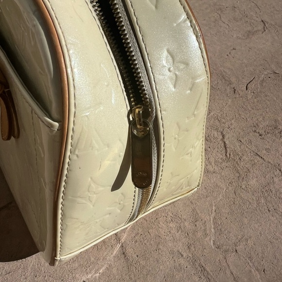 Louis Vuitton ‘Summit Drive Monogram Vernis’ handbag in Perle Buttercream - Picture 9 of 14